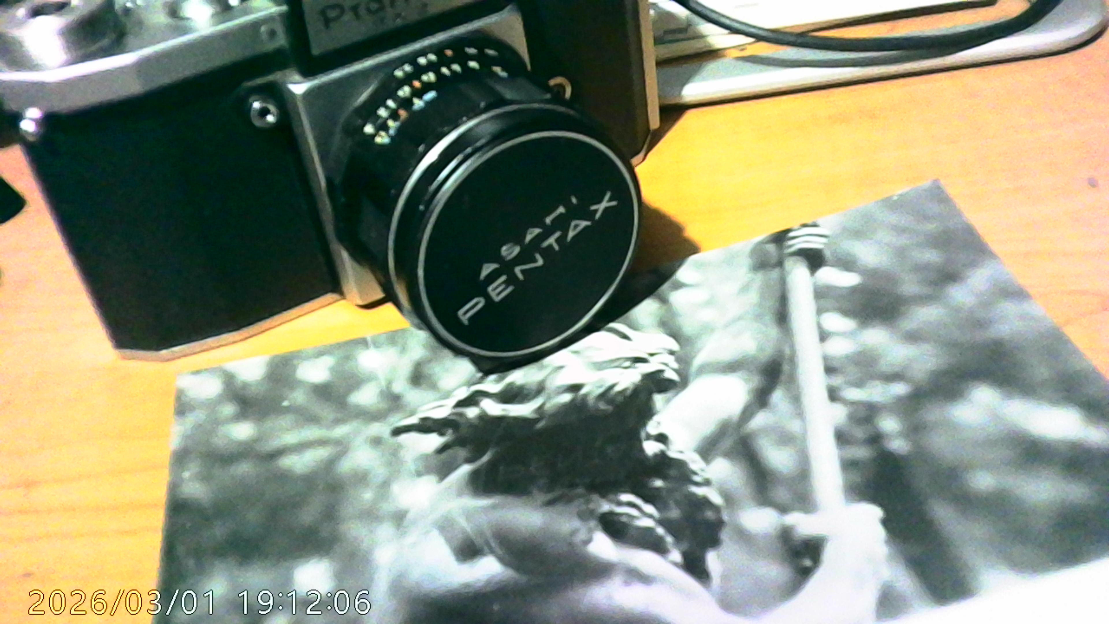 foto de una Praktica FX2 y una impresion en BW